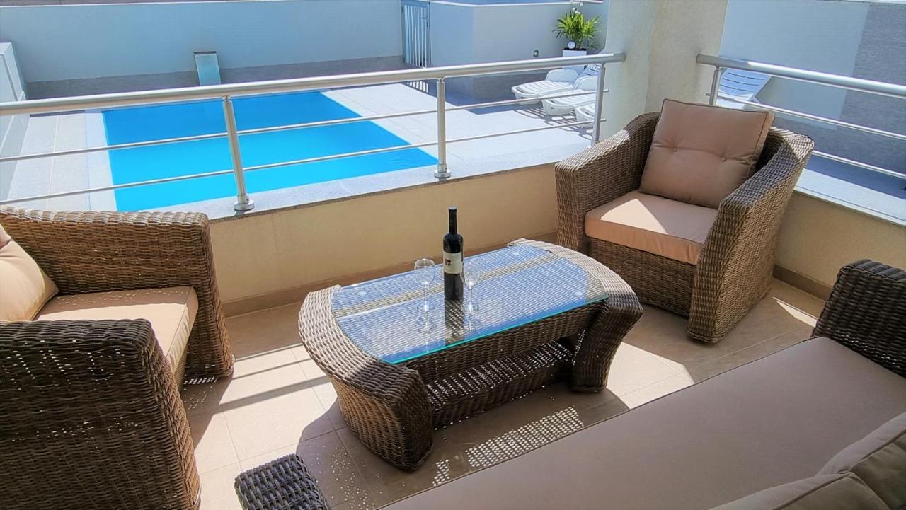 Apartments Le Mare - Pool, Sandstrand, Meerblick, W-Lan, Grill Привлака Экстерьер фото