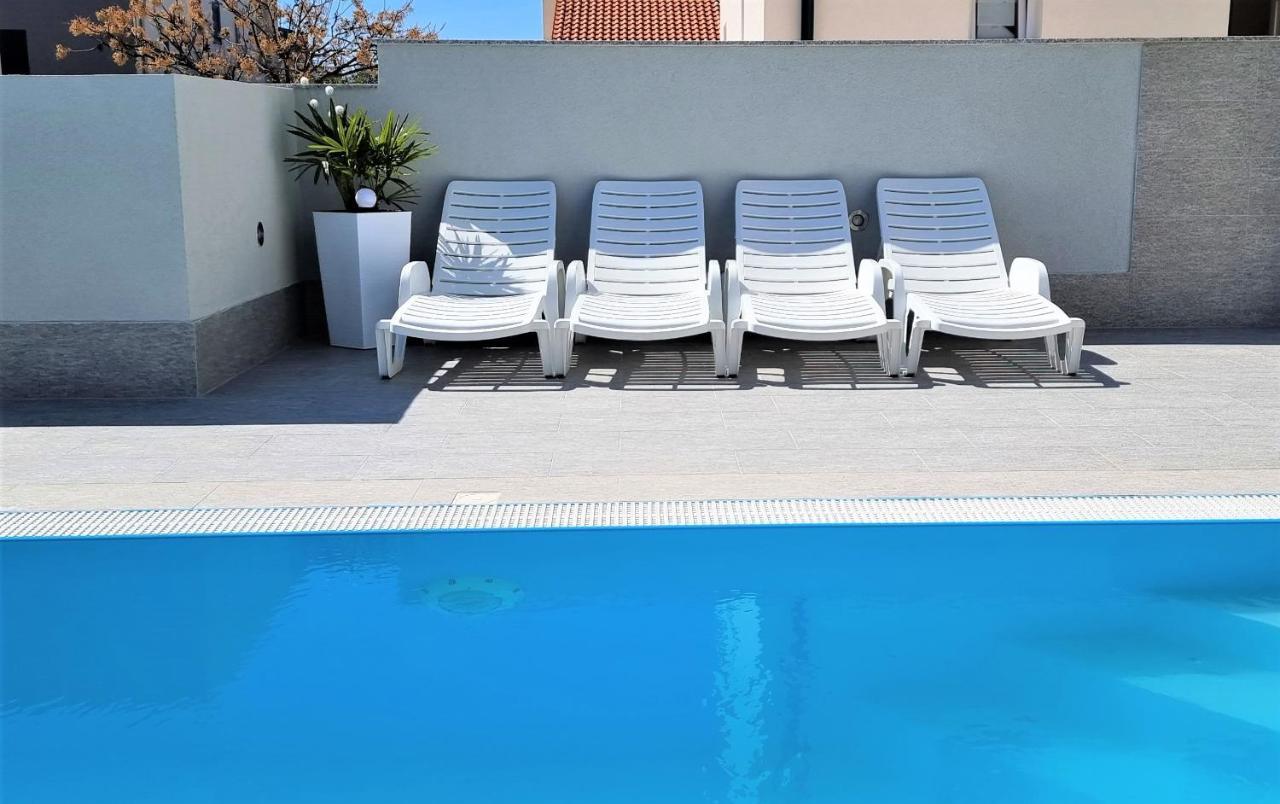 Apartments Le Mare - Pool, Sandstrand, Meerblick, W-Lan, Grill Привлака Экстерьер фото