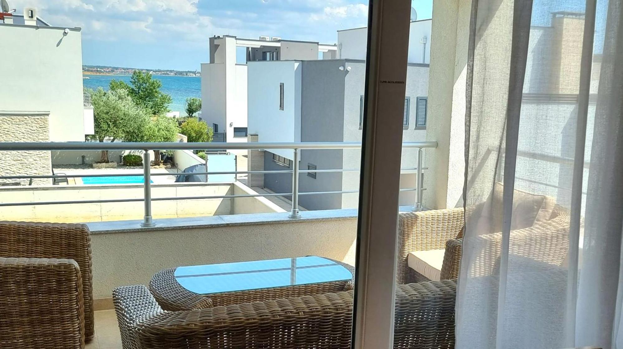 Apartments Le Mare - Pool, Sandstrand, Meerblick, W-Lan, Grill Привлака Экстерьер фото