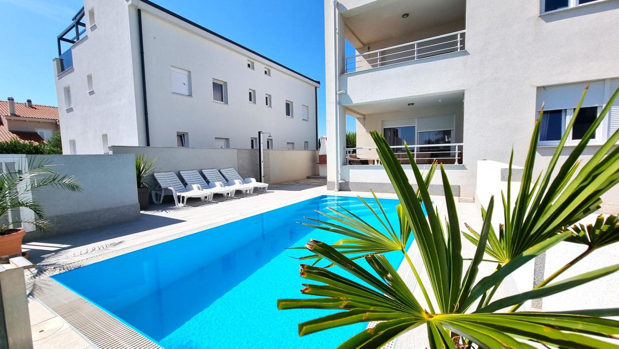 Apartments Le Mare - Pool, Sandstrand, Meerblick, W-Lan, Grill Привлака Экстерьер фото