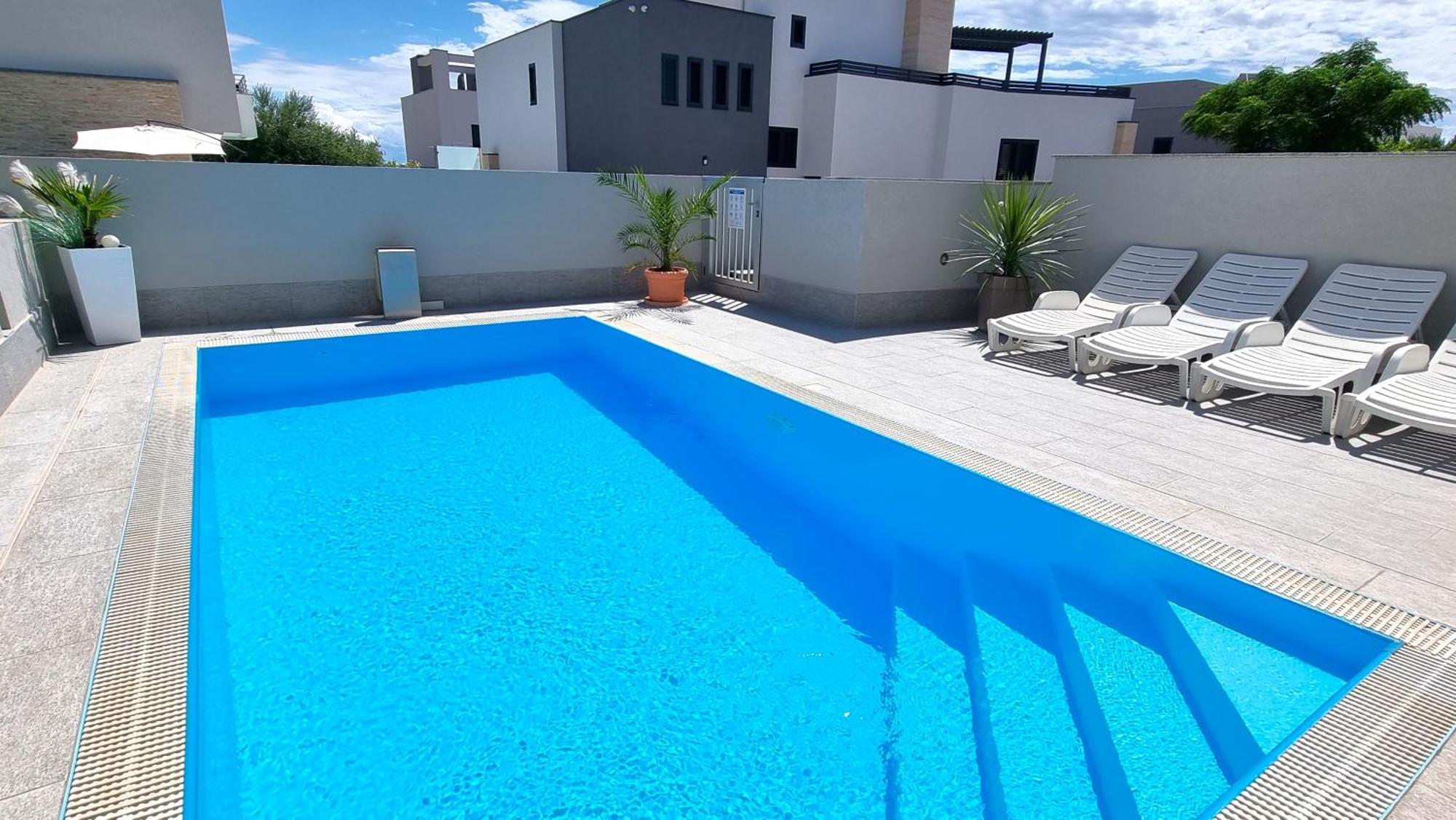 Apartments Le Mare - Pool, Sandstrand, Meerblick, W-Lan, Grill Привлака Экстерьер фото